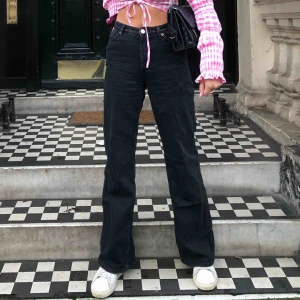  - Säljer de perfekta svarta jeansen, storlek 26 i midjan. Jag är 168 cm lång, för referens till längden. Frakt är inkluderat i priset 🥰