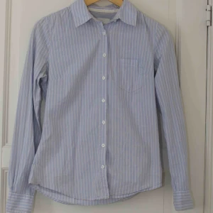  - Randig skjorta från H&M i fint skick. 