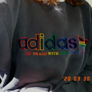  - snygg oversized vintage adidas tröja i superbra skick! storlek L, är själv xs och den sitter pösigt på mig <3