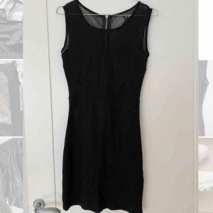 Guess festklänning  - Storlek ; S  Sjukt snygg på  Oanvänd 300kr