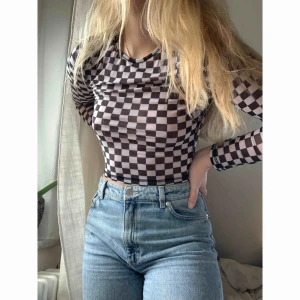  - Fräck rutig tröja i stretchigt mesh-liknande material, passar därför XS-M (kanske t.o.m. L?) Säljer pga att jag aldrig använt den. Kan fraktas eller så möts vi upp i Malmö! 💛