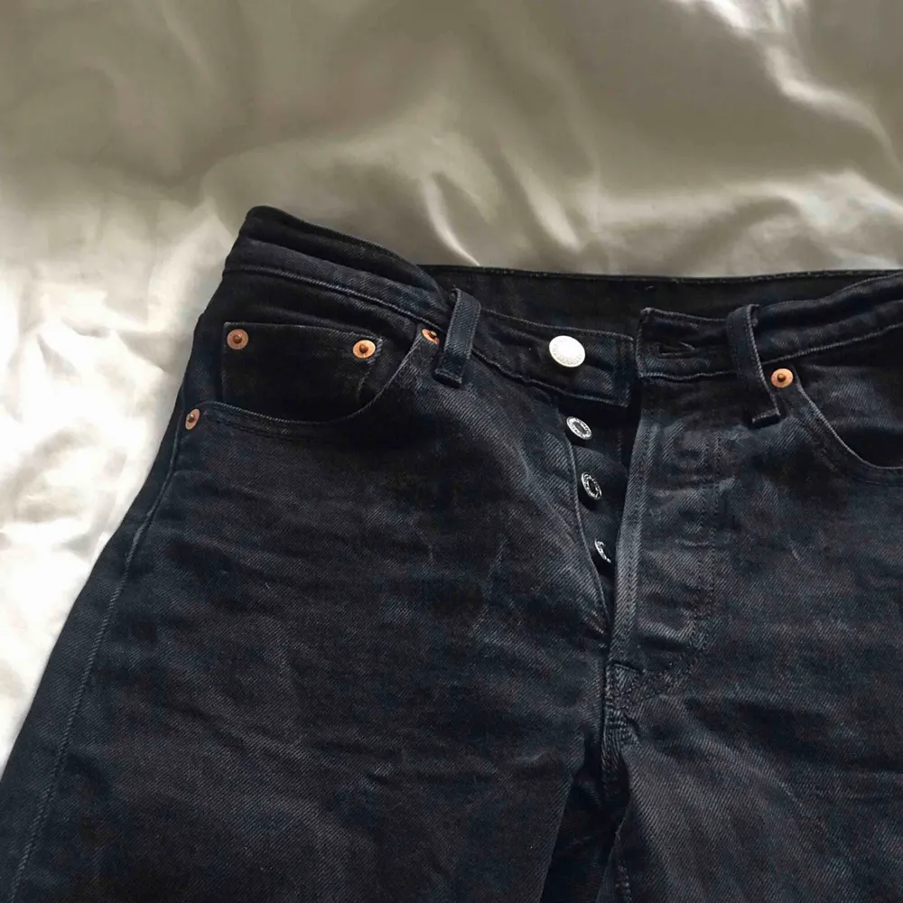 Klassiska, svarta 501 jeans från Levi’s! Snygga till ALLT! Säljer pga att de inte längre passar mig. . Jeans & Byxor.