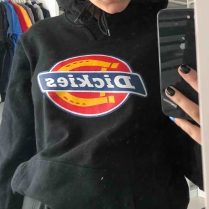  - svart hoodie från dickies 🔥 kan mötas i Falun, eller fraktas (frakten är inräknad i priset) 