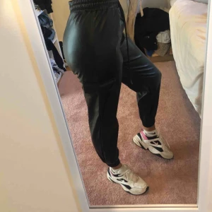  - Ett par fräcka skinnbyxor, säljes pga ingen användning! Passar även de med S, jag har S men detta är M de är väldigt töjbara! sitter bra, har snörning!