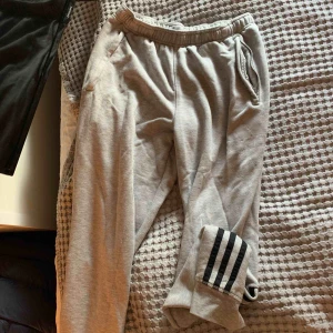  - sköna mjukis från adidas. passar S knappt använda 