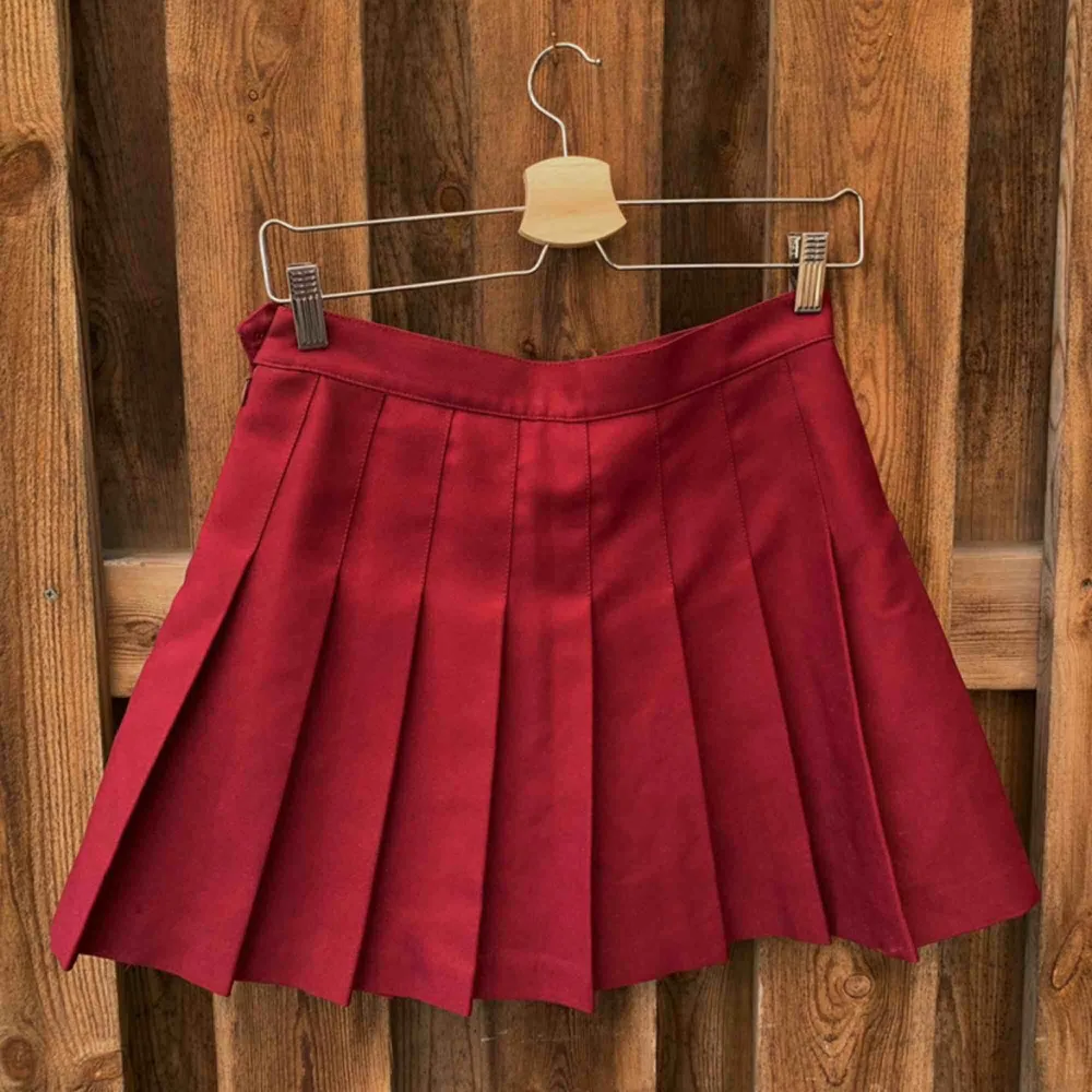 Vinröd kjol från American Apparel! Är lite liten för mig som vanligtvis har M, så passar mer en S.   Frakten ligger på 44kr och betalas av köparen💫. Kjolar.