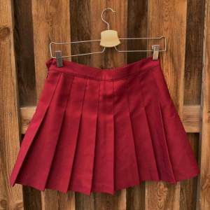 Vinröd kjol från American Apparel! Är lite liten för mig som vanligtvis har M, så passar mer en S.   Frakten ligger på 44kr och betalas av köparen💫