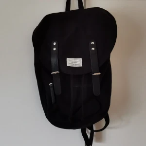 svart rygga - svart tyg ryggsäck från lager 157, avlång i formen. använd men i bra skick, skriv för fler bilder!               🥣fri frakt