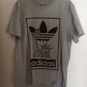  - Snygg tisha från adidas i samarbete med nigo.  ✌🏼️som ny!