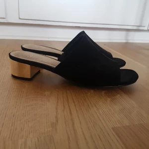 Sandal, str.39 - Sandal med låg klack och öppen tå. Perfekt vardagssko med lite finess! Ganska bred i storleken. Använda fåtal gånger. Finns i stockholm, köpare betalar frakt om det behövs.