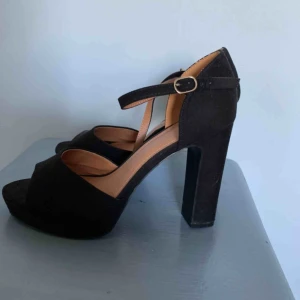  - Svarta klackar med öppen tå. Använt två gånger. Frakt tillkommer eller kan mötas i Göteborg.