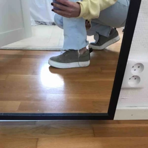  - skor från footlight, nypris 1599kr  Använt endast på jobb.  Lite smutsiga på sulan men går enkelt att rengöra  Khaki/ljusbeige mocka 