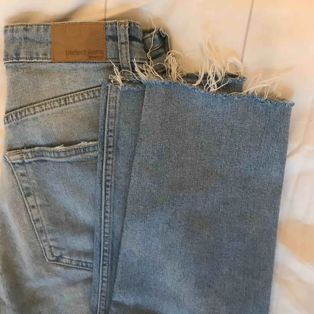 jeans från gina tricot i storlek 36 köparen står för frakten🥰. Jeans & Byxor.