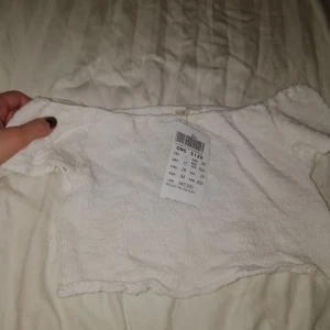 Brandy Melville croptop - Så fin klassisk off shoulder-crop top från Brandy melville, oanvänd med tag kvar! nypris 220 kr 💘 storlek onesize, den är stretchig så skulle säga att den passar en XS-M