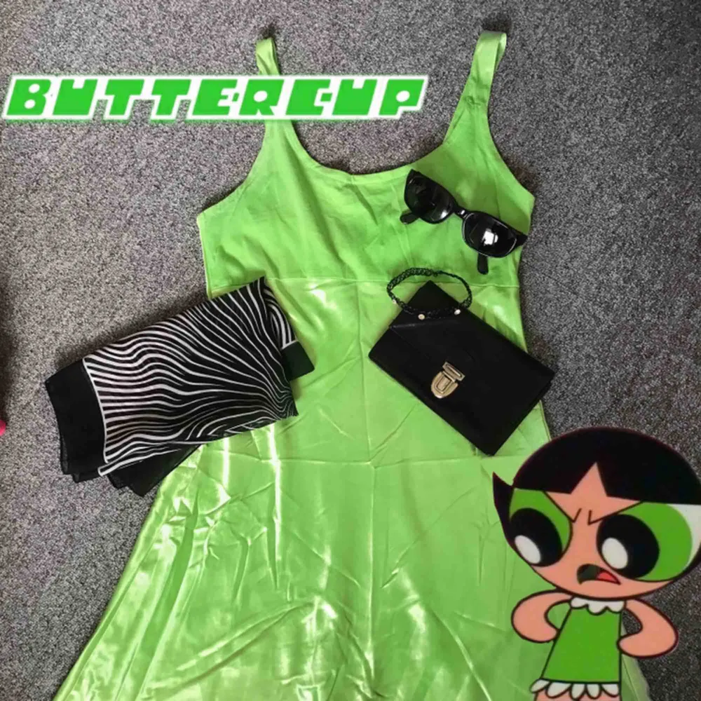 🔫 BUTTERCUP BUNDLE🔫 Innehåll: • Grön klänning- Small/medium • Plånbok - skinn • Scarf  • Tattoochoker • Solbrillor  !! SKARFEN ÄR SÅLD DÄRAV BILLIGARE PRIS!!!. Övrigt.