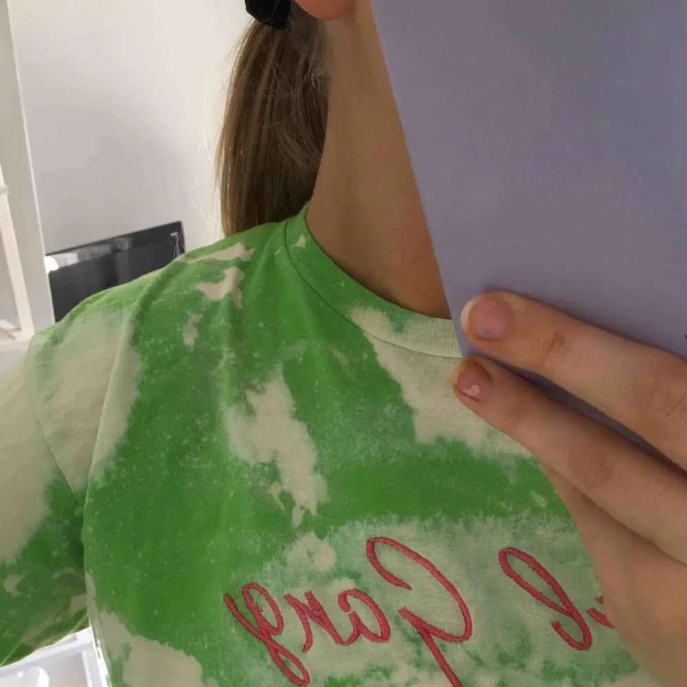 En SJUKT cool & unik croppad tie dye tshirt jag designat själv! 😍 Frakt 22 kr. T-shirts.