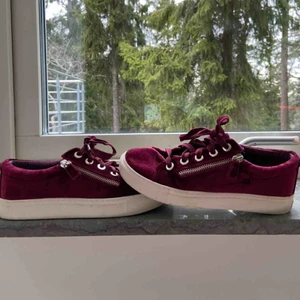 - Säljer dessa superballa vinröda sneakers i sammet imitation med silver detaljer!  Använda fåtal gånger och i superbra skick! Storlek: 38