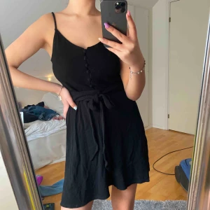  - Supersöt svart klänning, frakt ingår!