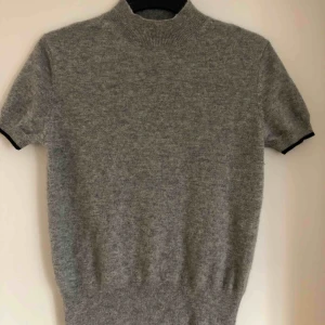  - Tröja i 100% kashmir från Uniqlo. Använd ett fåtal gånger. Väldigt liten i storleken, passar en S/M. Frakt tillkommer. 