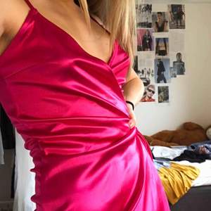 Superfin rosa klänning från hm.💕 Endast använd en gång, fint skick. Frakt tillkommer😝