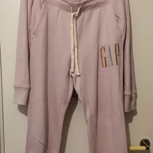  GAP jacka + GAP byxa S,M - Jacka används bara en gång men byxan är ny mitt pris 300kr ( köpte för 799)