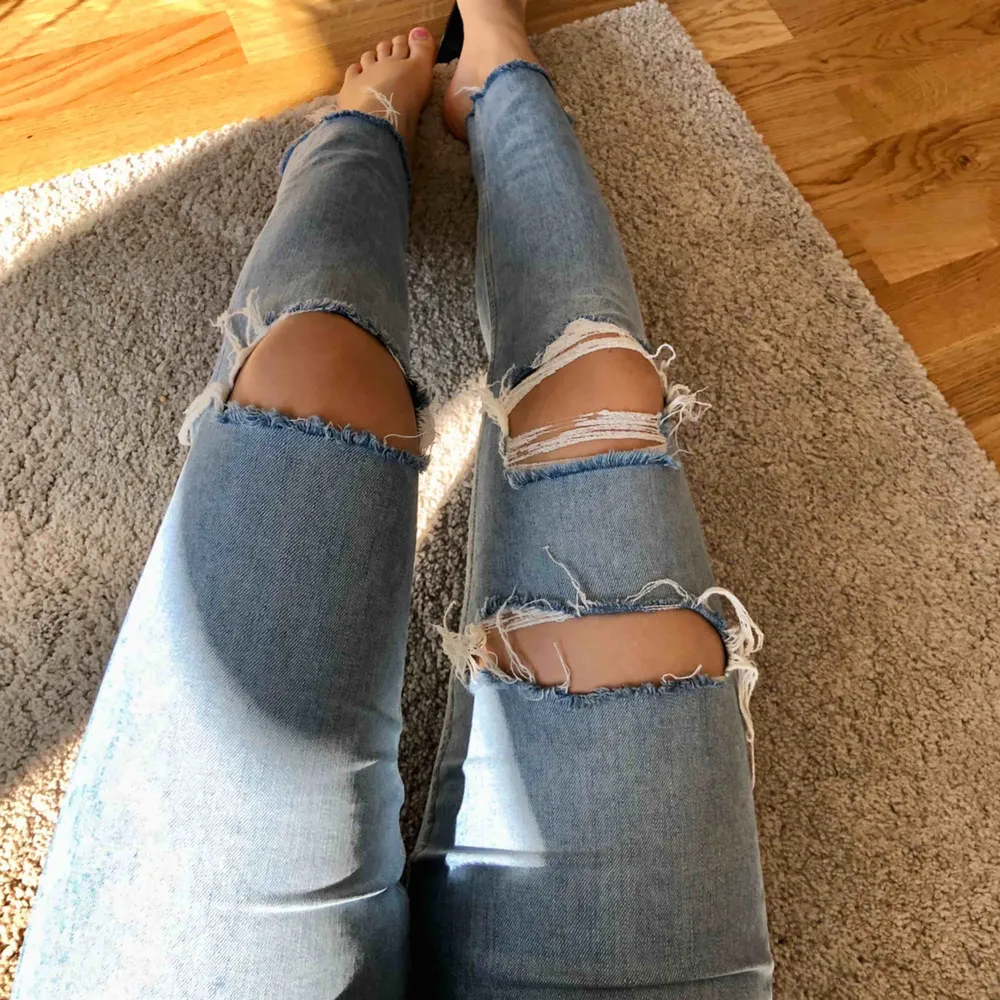 Snygga jeans från Gina tricot i mycket bra skick! Väldigt stor i storleken, jag har vanligtvis 36 men i denna brallan 40 😋. Jeans & Byxor.