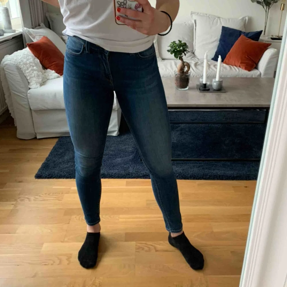 Sköna och stretchiga jeans från Lee i midblue. W25 L31, jag på bilden är 172 cm och har oftast S. Gratis frakt😊. Jeans & Byxor.