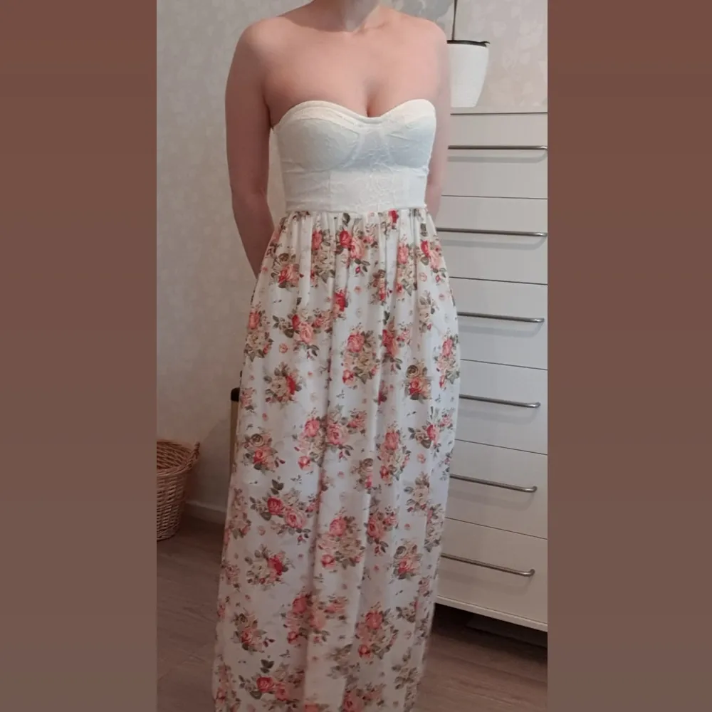 This is a maxi strapless dress from Nelly. The bottom has been hemmed to fit my height of 161cm. The dress is in perfect condition. Buyer pays for shipping.. Klänningar.