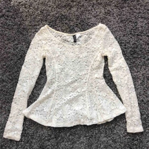  - Supersöt peplumtopp i spets