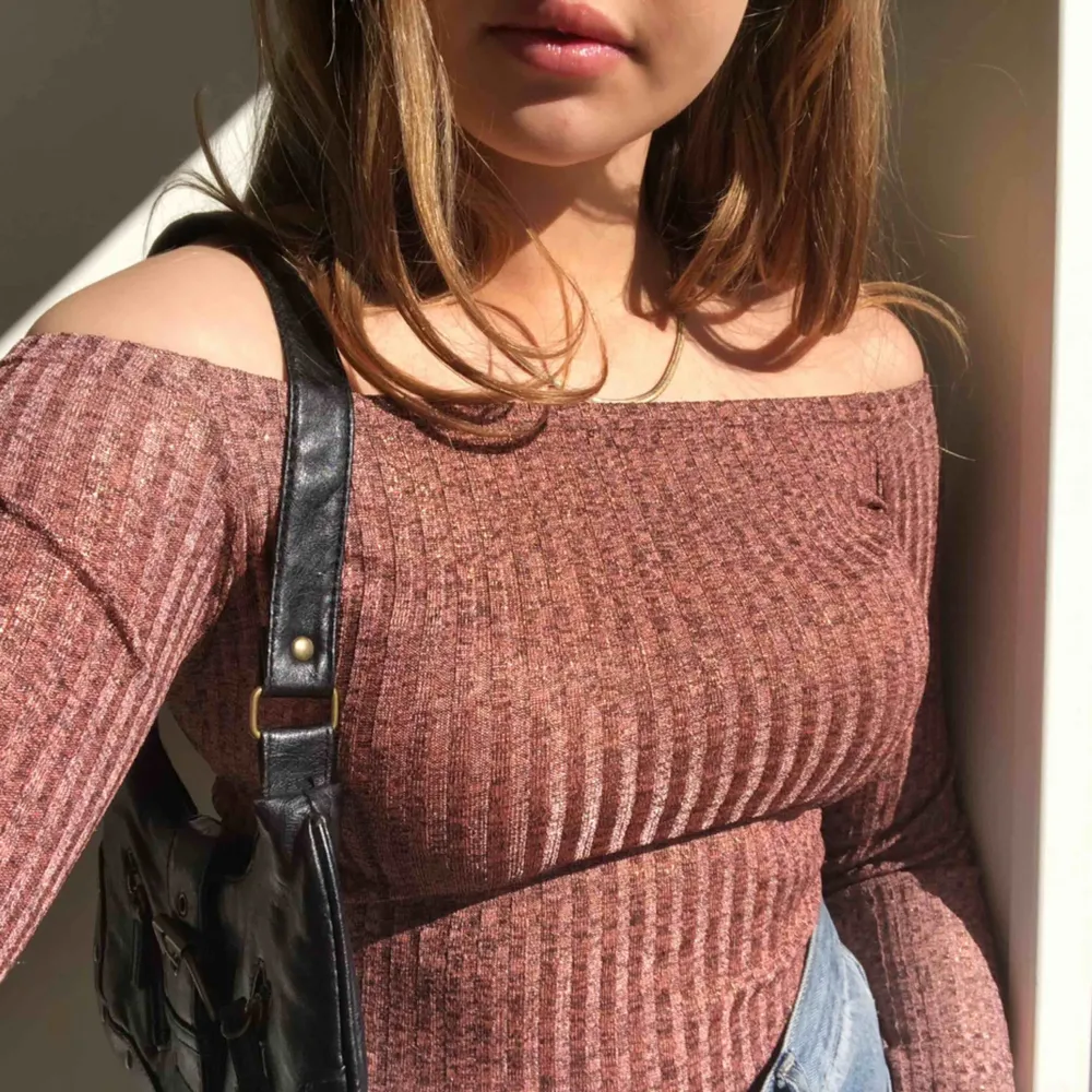 Jättefin offshoulder top i rose från Nelly💗⭐️köpare står för frakt. Toppar.