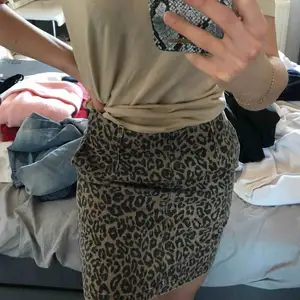 Jeans kjol från Bik Bok i leopard mönster. Har aldrig kommit till användning