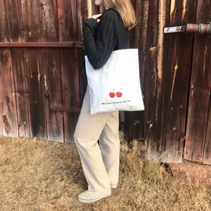  - Tygkassarna finns i 8 olika tryck. Gratis frakt i hela landet. 1 för 149kr. 2 för 249kr. 3 för 299kr. Har dragkedja och ett innerfack med dragkedja. Skicka ett meddelande för att köpa. Betalning sker via swish. @tygkassen på instagram❤️🧡💛💚💙💜