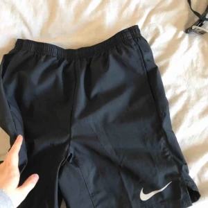  - Svarta Nike shorts, aldrig använda endast testade. Nyskick! Får att justera i midjan😍 Frakt tillkommer, betalning sker via swish💕 bara att skicka ett meddelande vid frågor/om du vill ha fler bilder mm🥳 går alltid att pruta 