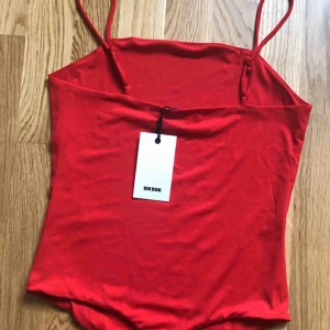  - Aldrig använd. Body ifrån bikbok med justerbara band. 