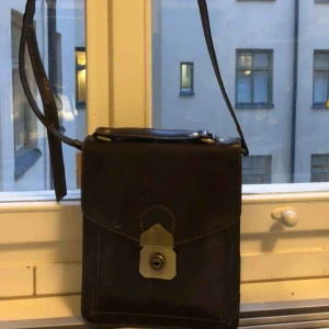  - Fin brun väska med guldiga detaljer och sömmar. Köpt second hand för ca ett halv år sen men kommer  tyvärr inte till användning.  