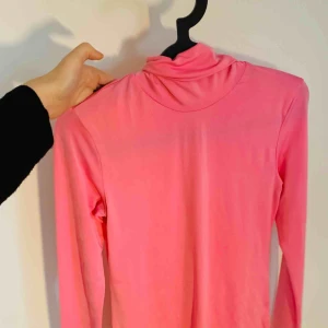  - Polotröja med superhäftig rosa färg. Svårt att få den på bild :/ Den är en stretchig M, knappt använd!