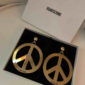  - H&M Moschino örhängen. One of à kind De är slut sålda och tillverkas inte längre så det är en unik vara.