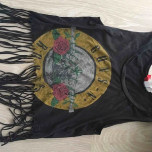 Rock linne med strimlor - Guns and roses topp. Ksk från 2012.