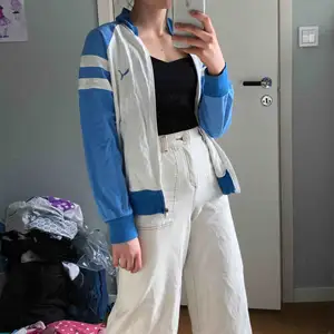 Super snygg Retro puma jacka. Funkar bra som sommar jacka och kofta när de e kallare. Köppt på humana🥰❤️💕