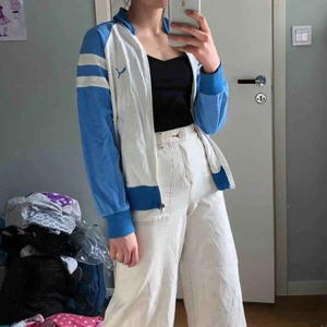  - Super snygg Retro puma jacka. Funkar bra som sommar jacka och kofta när de e kallare. Köppt på humana🥰❤️💕