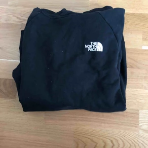  - Säljer North Face tröja då jag inte va riktigt nöjd med storleken, princip som ny. 