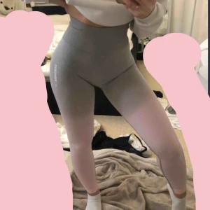 - Såå fina ombre tights från gymshark som inte säljs längre! Säljer då jag har två exakt likadana!🌟 super fint skick!💕