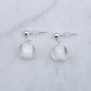 Örhängen med glaspärlor  - Silverfärgade örhängen med flerfärgade glaspärlor, nickelfria. 11:- i frakt, fri frakt vid köp över 100:-