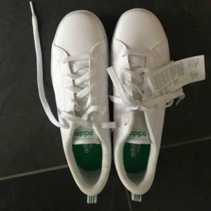  - Helt nya Adidas skor i storlek 38,5. Skorna är som sagt aldrig använda och har lappen kvar. 