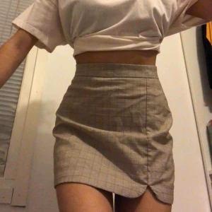  - slit plaid a-line kjol // lite för kort för någon som är 165 cm lång // använd fåtal gånger // frakt på 44kr tillkommer ☺️