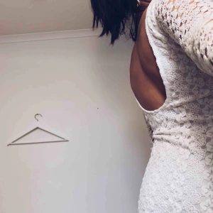  - Vit klänning i spets. Använd en gång, perfekt till student/sommaravslutning eller sommarklänning! Sätter sig efter kroppens passform, storlek: S. Köparen står för frakt.