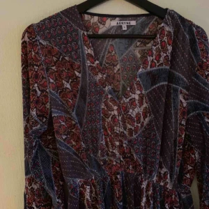  - S funkar på m också! Jättefint. Klänning från aeryne, vida armar nedtill. 