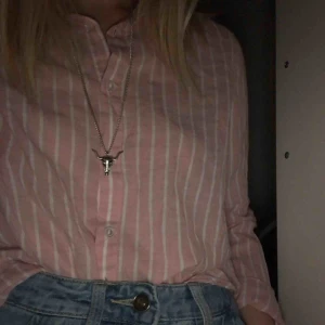  - Skjortan är tunn och lite genomskinlig. 