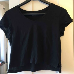  - Svart kroppad T-shirt från Berskha