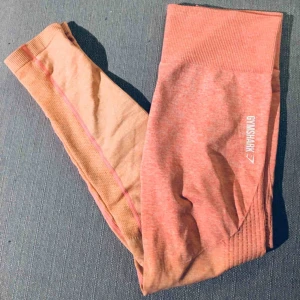  - Gymshark Ombre seamless tights i st M, finns i Örebro. Köparen står för frakt. 